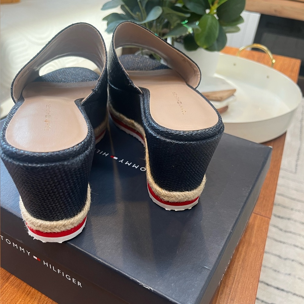 Tommy Hilfiger platform slide Sandles - Picture 5 of 5